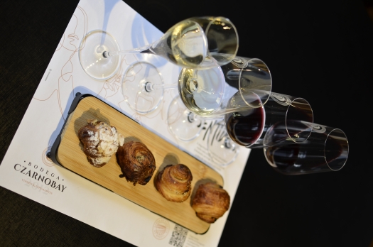 Croissants, Vinhos e Espumantes na Bodega Czarnobay